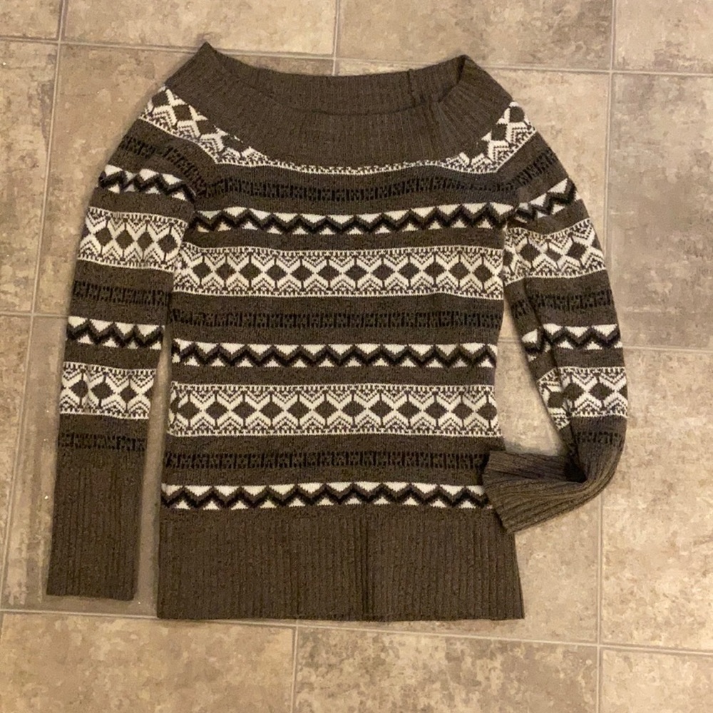 Medium sized sweater relatively new